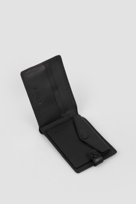 Товар черного цвета с внутренней стороны