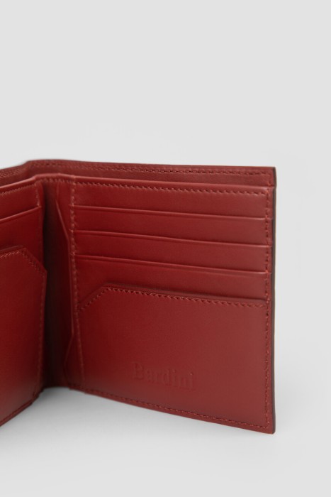 Товар красного цвета с внутренней стороны