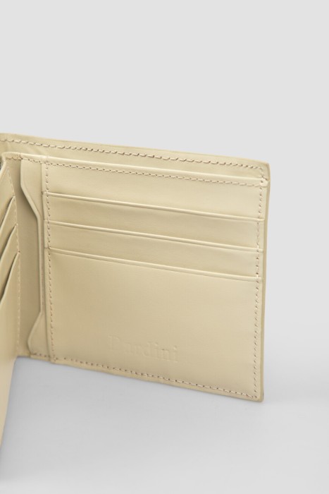 Товар белого цвета с внутренней стороны