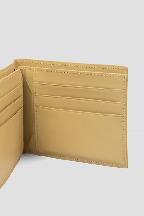 Товар бежевого цвета с внутренней стороны