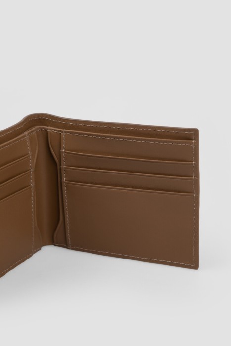 Товар бежевого цвета с внутренней стороны