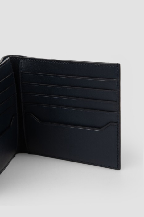 Товар синего цвета с внутренней стороны