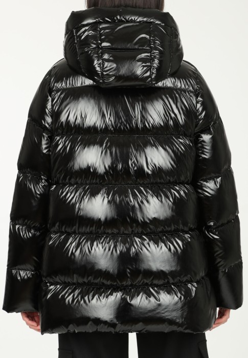 Товар черного цвета с внутренней стороны