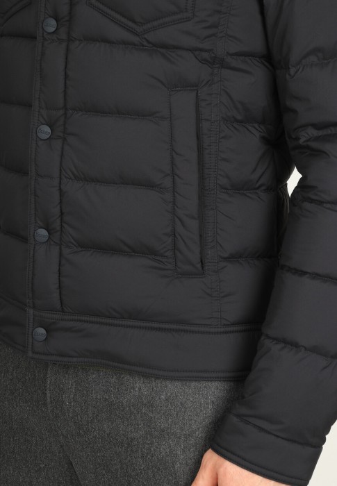 Товар черного цвета с внутренней стороны