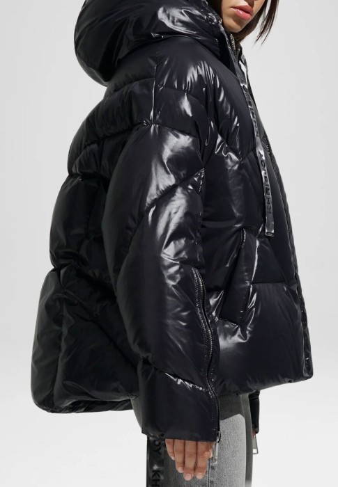 Товар черного цвета с внутренней стороны