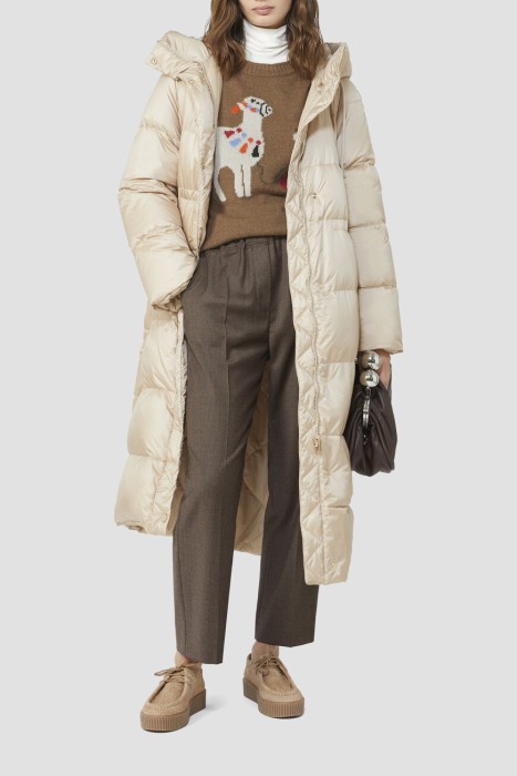 Товар бежевого цвета с внутренней стороны