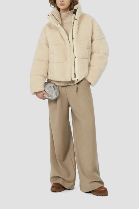 Товар бежевого цвета с внутренней стороны