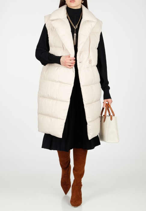 Товар бежевого цвета с внутренней стороны