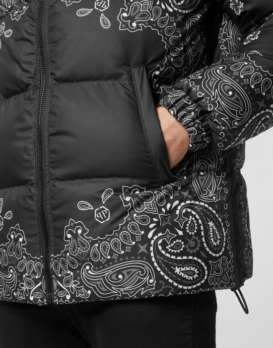 Товар черного цвета с внутренней стороны