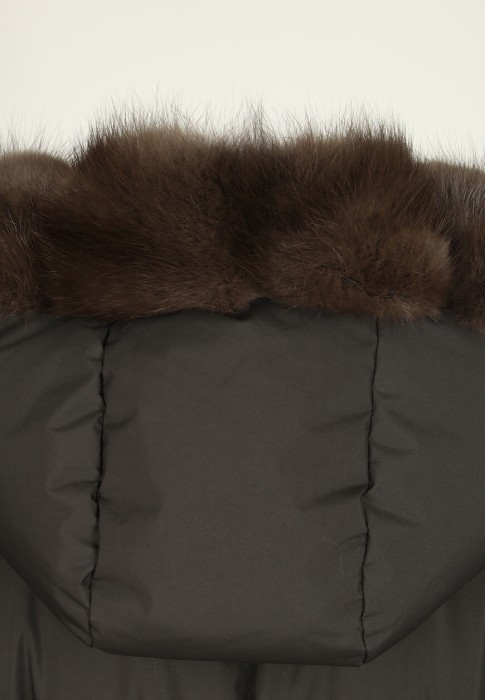 Товар черного цвета с внутренней стороны