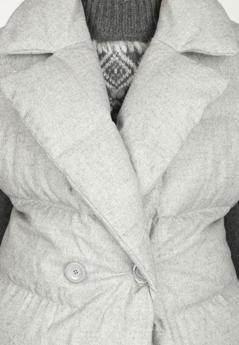 Товар серого цвета с внутренней стороны