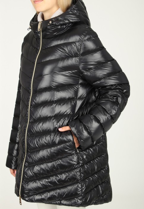 Товар черного цвета с внутренней стороны