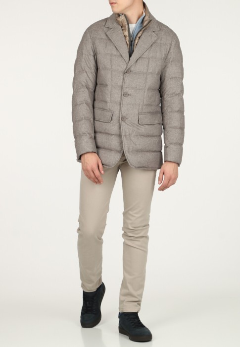 пуховик  по цене 184415 руб вид справа