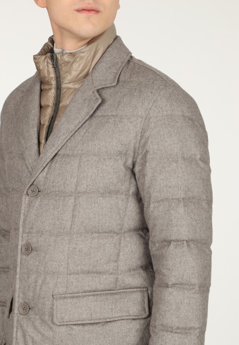 Товар бежевого цвета с внутренней стороны