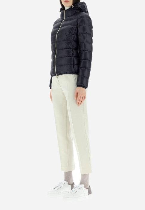 Товар черного цвета с внутренней стороны