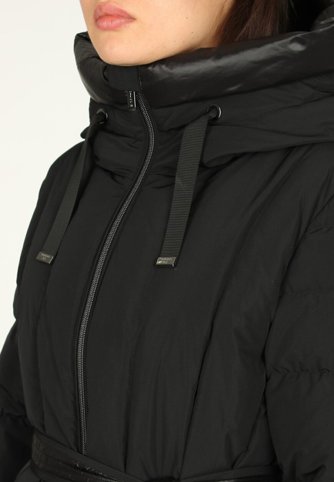 Товар черного цвета с внутренней стороны