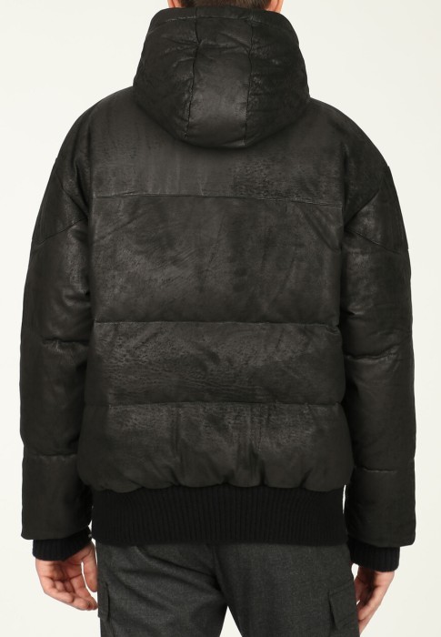 Товар черного цвета с внутренней стороны