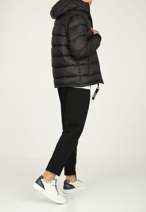 пуховик  по цене 115400 руб вид справа