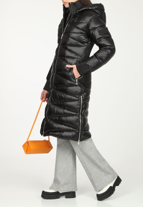 Товар черного цвета с внутренней стороны