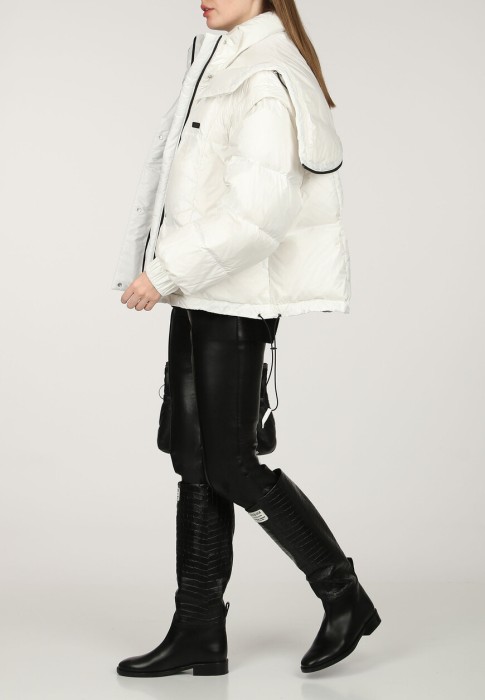 Товар белого цвета с внутренней стороны