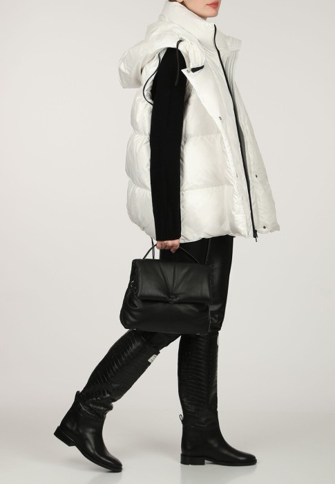 Товар белого цвета с внутренней стороны