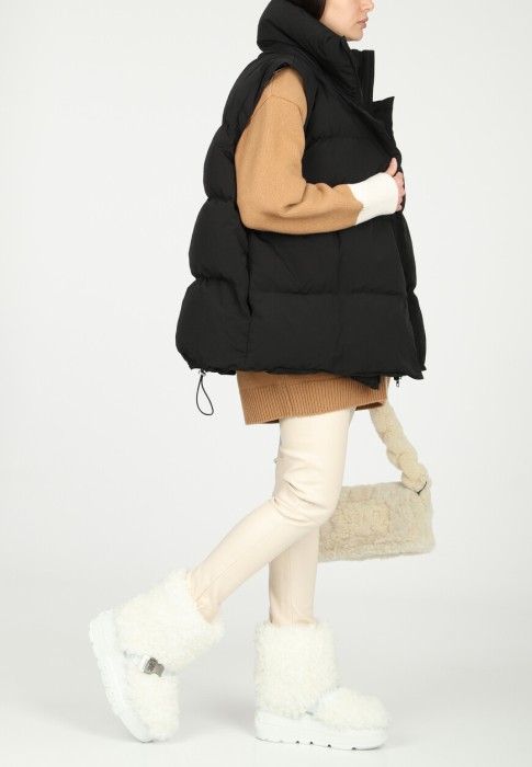 Товар черного цвета с внутренней стороны