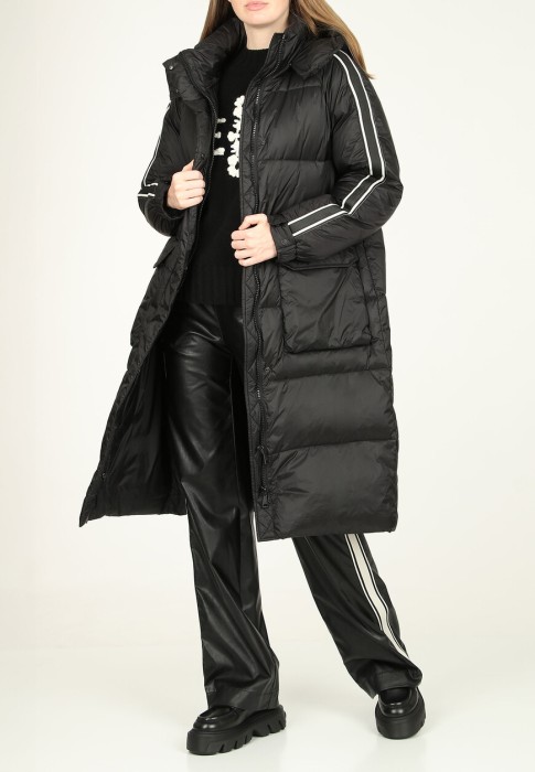 пуховик  по цене 118900 руб вид справа