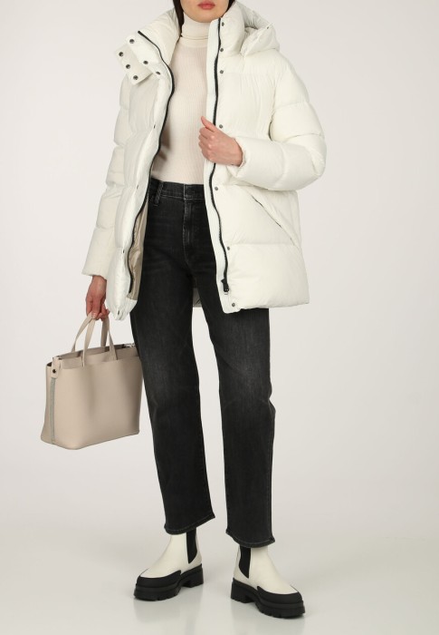 пуховик  по цене 74900 руб вид справа