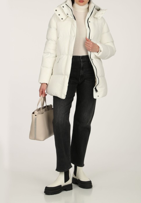 Товар белого цвета с внутренней стороны