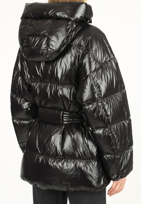 Товар черного цвета с внутренней стороны