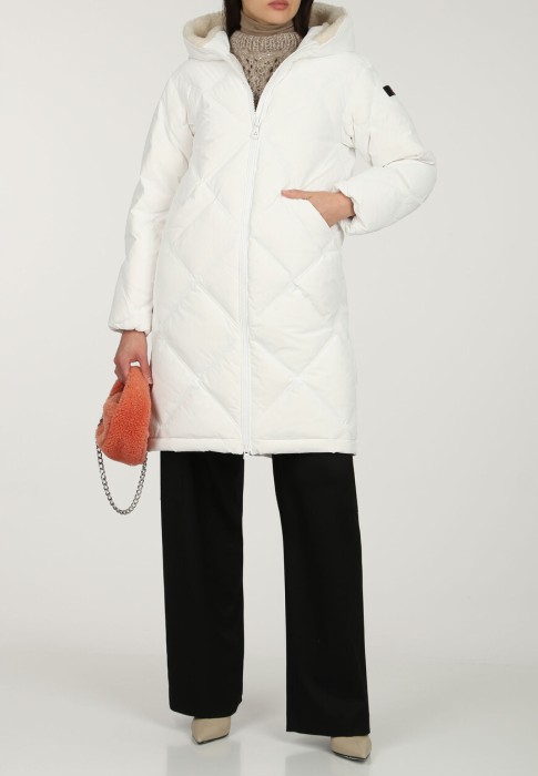 пуховик  по цене 77900 руб вид справа