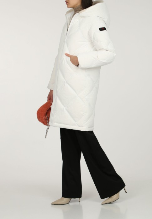 Товар белого цвета с внутренней стороны