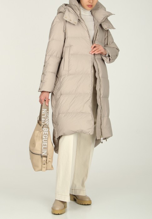 пуховик  по цене 136900 руб вид справа