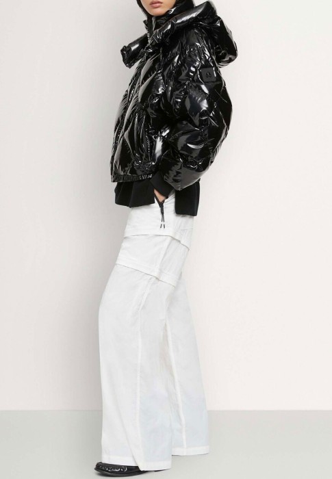 Товар черного цвета с внутренней стороны