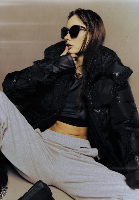 Товар черного цвета с внутренней стороны