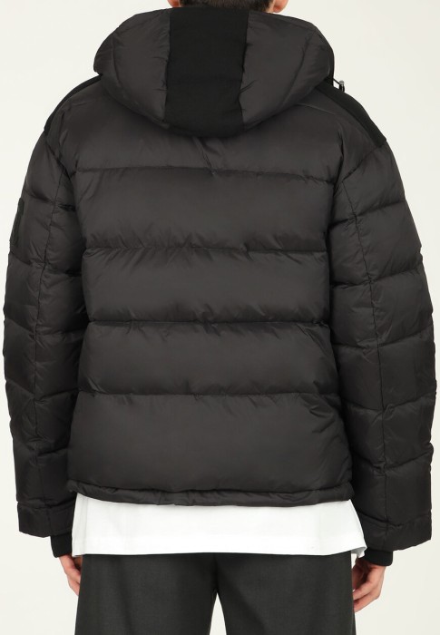 Товар черного цвета с внутренней стороны