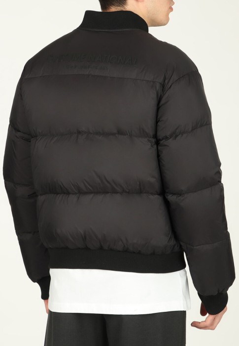 Товар черного цвета с внутренней стороны