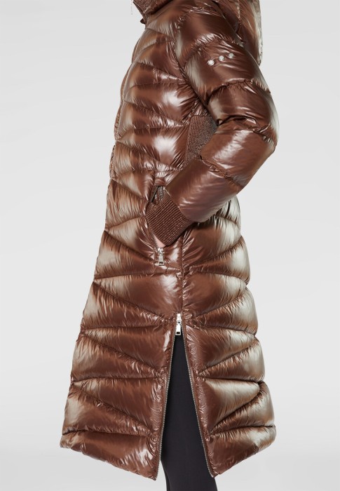 Товар коричневого цвета с внутренней стороны