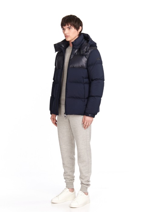 пуховик  по цене 81800 руб вид справа