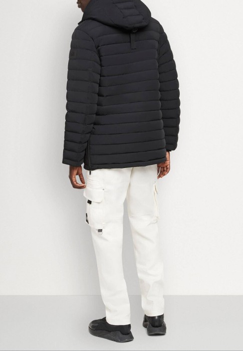 пуховик  от бренда moose knuckles вид слева