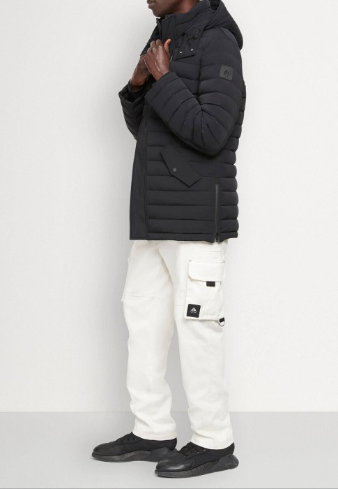 Товар черного цвета с внутренней стороны