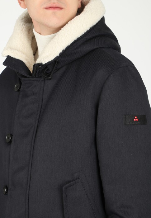 Товар синего цвета с внутренней стороны