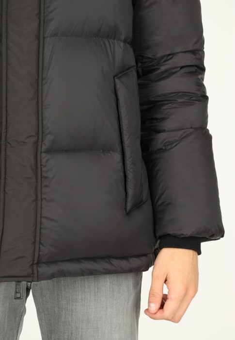 Товар черного цвета с внутренней стороны