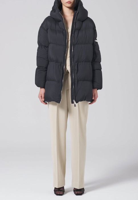 пуховик  по цене 149900 руб вид справа