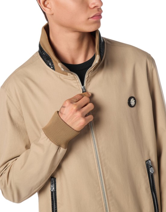 Товар бежевого цвета с внутренней стороны