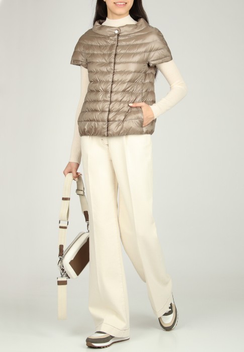 пуховик  по цене 37030 руб вид справа