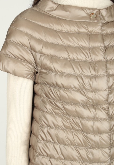 Товар коричневого цвета с внутренней стороны