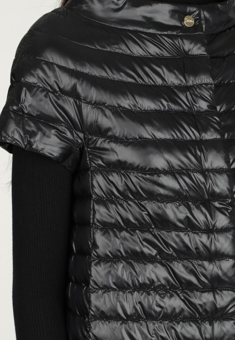 Товар черного цвета с внутренней стороны