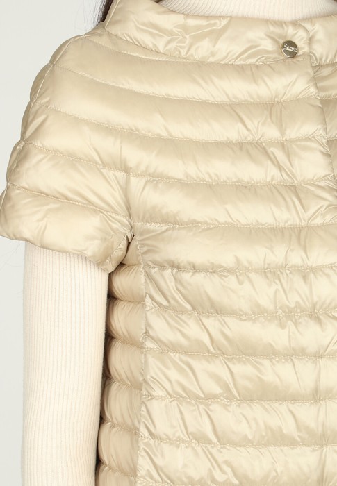 Товар бежевого цвета с внутренней стороны