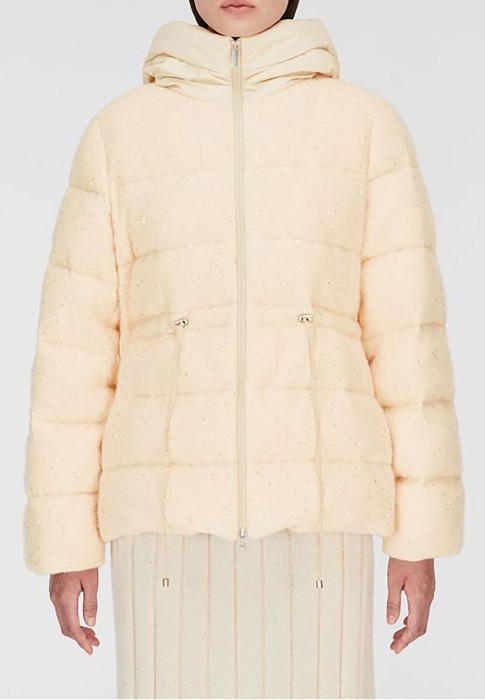 Товар белого цвета с внутренней стороны